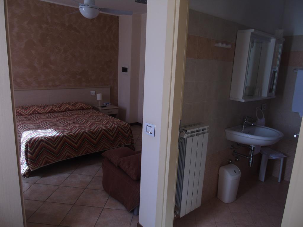 Albergo Grifone 1891 Peschiera del Garda Chambre photo